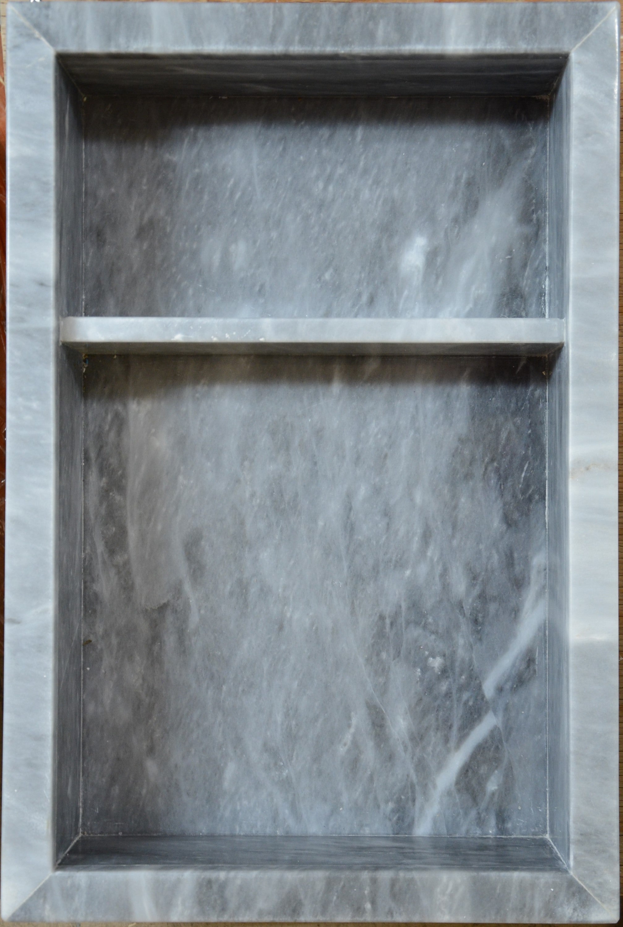Niche en marbre à une tablette - Gris moyen avec veinage subtil gris pâle