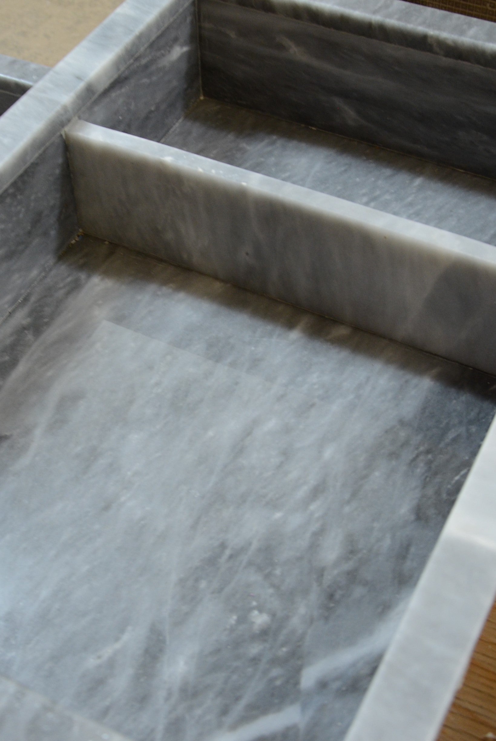 Niche en marbre à une tablette - Gris moyen avec veinage subtil gris pâle