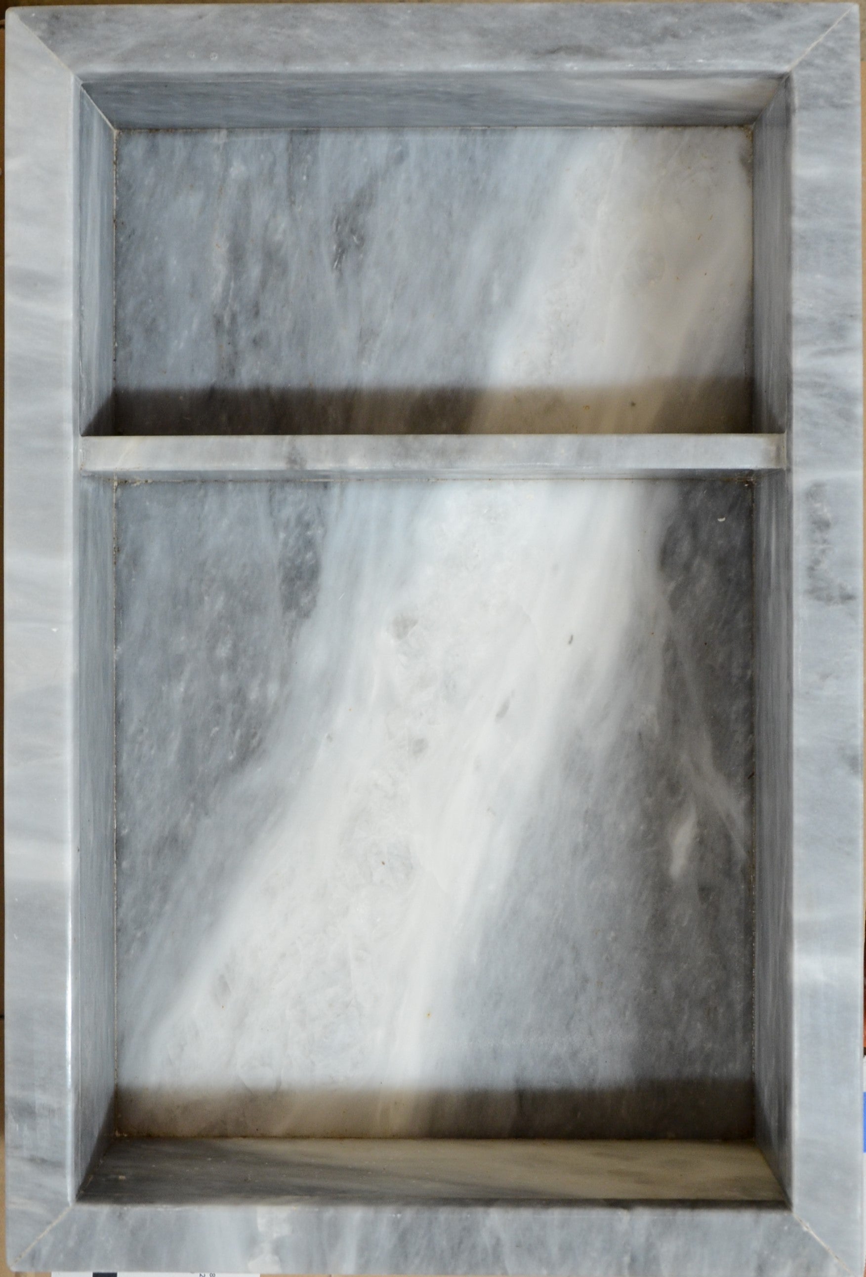 Niche en marbre à une tablette - Gris moyen avec veinage intense blanc