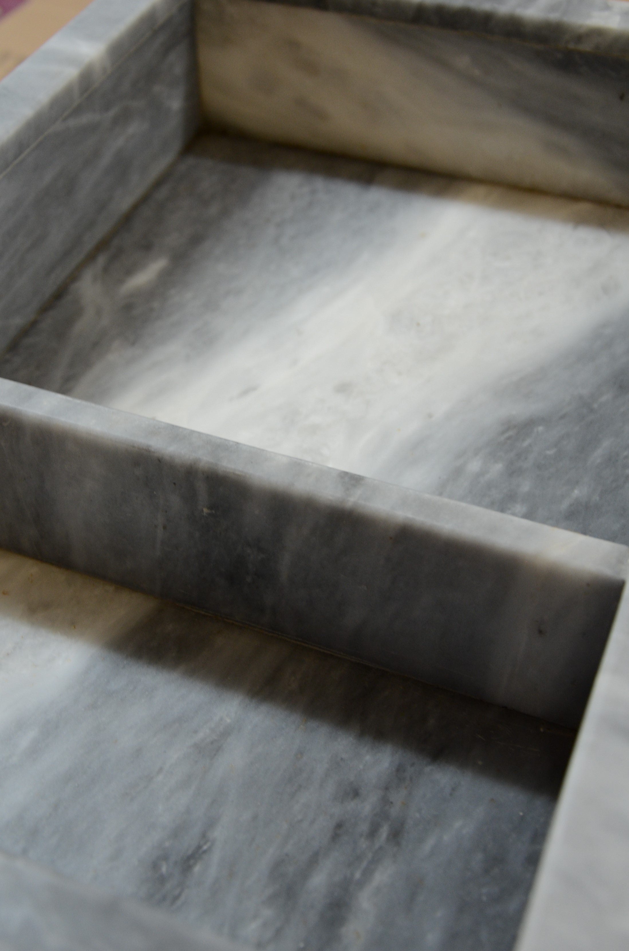 Niche en marbre à une tablette - Gris moyen avec veinage intense blanc