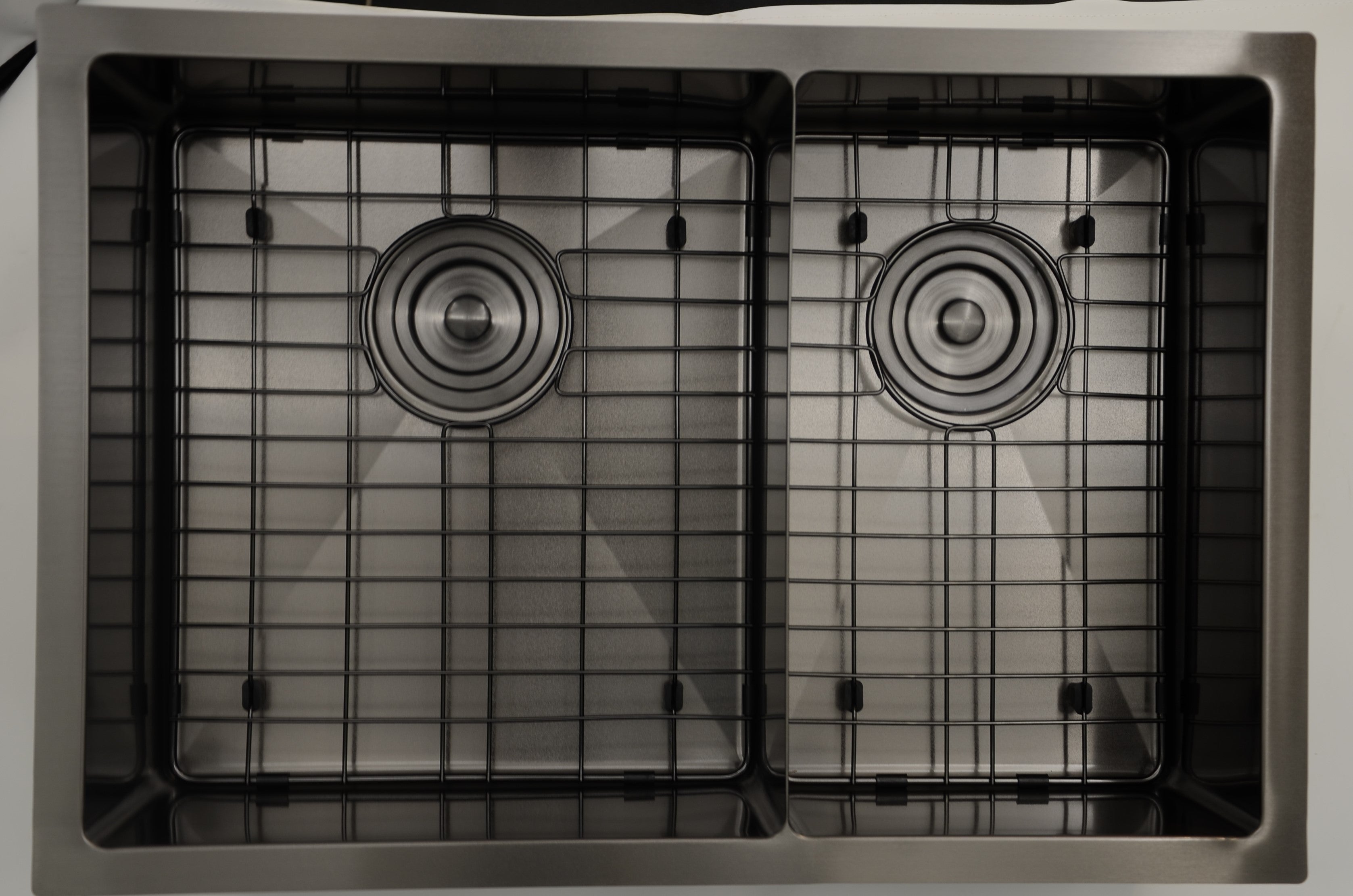 Élégant évier de cuisine à double cuve Jaspel 32,25 po x 18,5 po en acier  inoxydable de calibre 18 avec crépines standard S-200T – Renoz