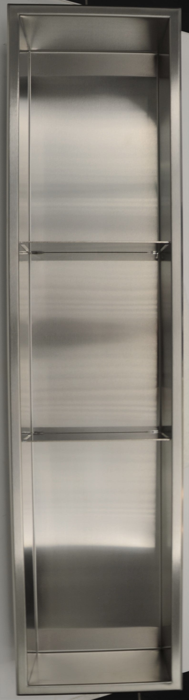 Niche verticale à deux tablettes
